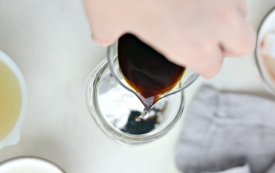 1. Этап. Соус из соевого соуса: 4. Влейте соевый соус.