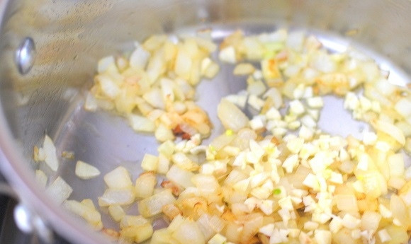 1. Этап. Перловый суп с солеными огурцами: 1. Очистите лук и нарежьте его мелко, в кастрюлю налейте растительное масло и обжарьте на нем лук, добавьте чеснок и обжаривайте еще 30 секунд.