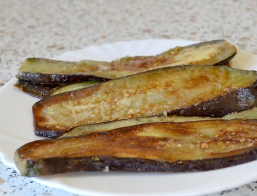 1. Этап. Лаваш с беконом и сыром: 3. Баклажаны моем, режем на тонкие пластинки и солим. Через 10-15 минут обмываем водой и обжариваем на сухой сковороде или сковороде-гриль. Тоже сначала откинем на салфетку, а потом поместим на лаваш.