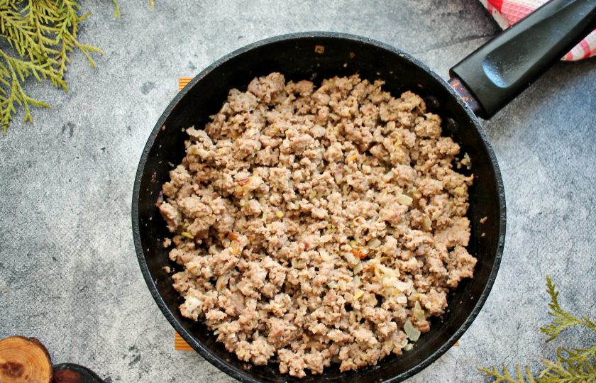 1. Этап. Пирожки жареные во фритюре с мясом: В сковороду с луком выложите мясной фарш, посолите, поперчите и обжаривайте, перемешивая, в течение 15 минут до готовности. Снимите сковороду с огня и остудите.