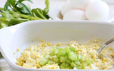 1. Этап. Салат из тунца (рецепт): 2. Хорошенько перемешиваю яйца с майонезом. Сельдерей (стебли) мою, затем разрезаю вдоль и нарезаю мелко, добавляю его к яйцам.