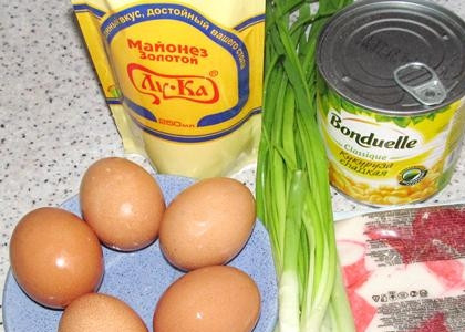 1. Этап. Крабовый салат без риса с огурцом: Приготовление вкуснейшего крабового салата с огурцом и без риса начинаем с подготовки ингредиентов. Яйца отвариваем вкрутую, огурец и лук промываем.