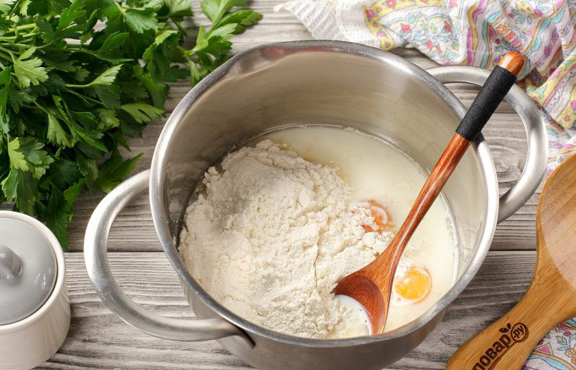 1. Этап. Блинчики с мясом, морковью и капустой: Сначала приготовьте тесто для блинчиков. Соедините молоко, муку, яйца и растительное масло. Добавьте соль и сахар по вкусу.