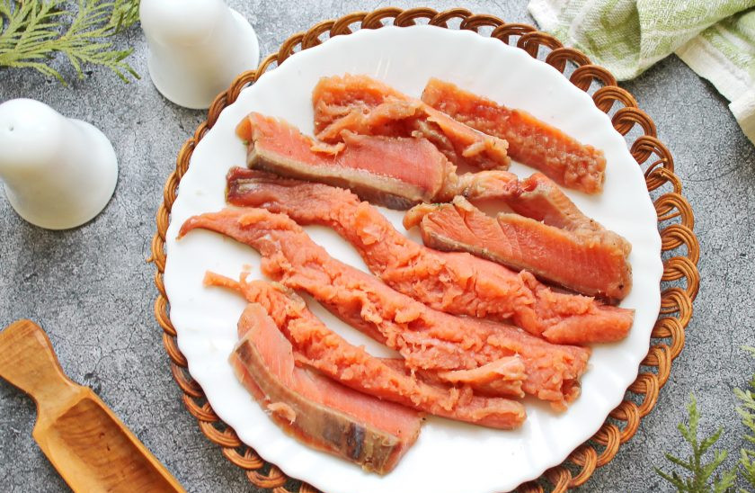 1. Этап. Розочки из красной и белой рыбы со шпинатом: Филе горбуши так же порежьте на длинные полоски.