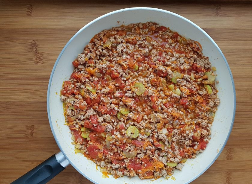 1. Этап. Запеканка по-неаполитански: Верните фарш с овощами на огонь и добавьте нарезанные помидоры вместе с соком. Тушите пока лишняя жидкость не испарится, около 15 минут.