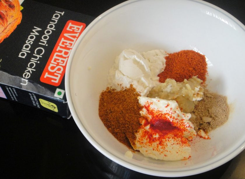 1. Этап. Овощные шашлычки на шпажках: 1. Смешайте сметану, сливочное масло, муку, соль, чили и имбирно-чесночную пасту в неглубокой миске.