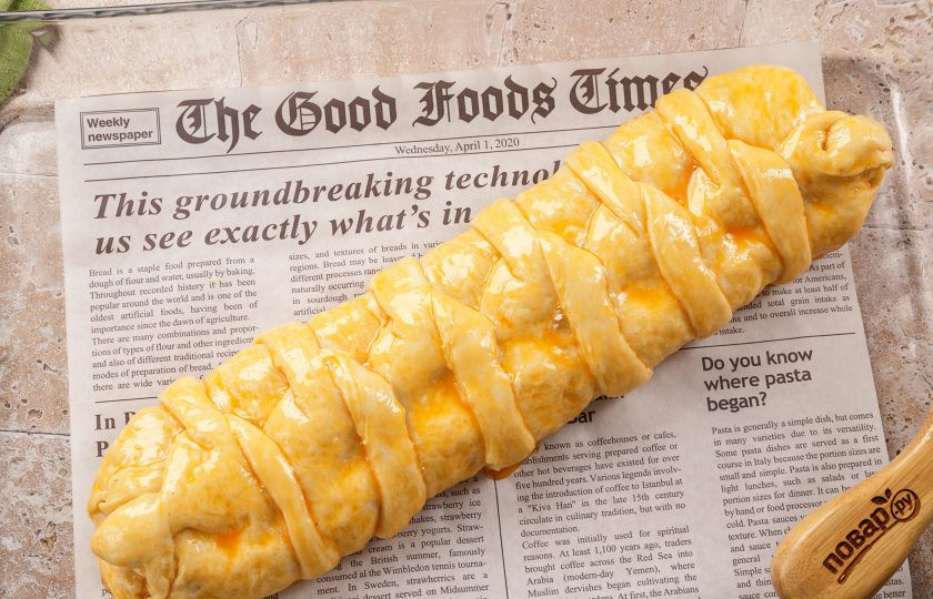 1. Этап. Пирог на дрожжах с яблоками: Смажьте пирог желтком и выпекайте при температуре 180 градусов около 35 минут.