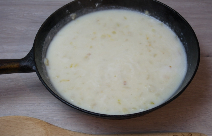 1. Этап. Мясо под соусом сметанным: В миске разведите 4 ст. ложки сметаны с 2-3 стаканами воды. Полученную массу влейте к муке в сковороду, быстро размешайте. У нас получится соус. Приправьте его специями по вкусу.