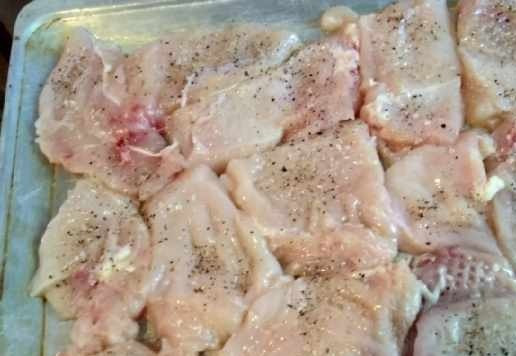 1. Этап. Курица запечённая с помидорами и сыром: Куриное филе нарезать, слегка отбить и выложить на смазанный маслом противень, посолить, поперчить.