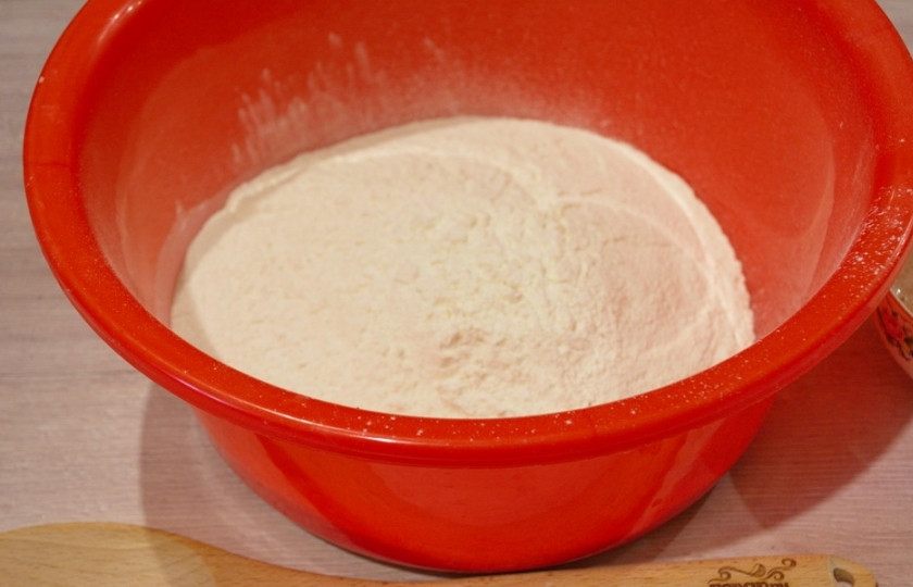 1. Этап. Стромболи: 2. Муку двух видов необходимо просеять. Поместите в миску для замеса теста (миска должна быть глубокой). В центре сделайте воронку. Введите дрожжи. Замесите тесто.