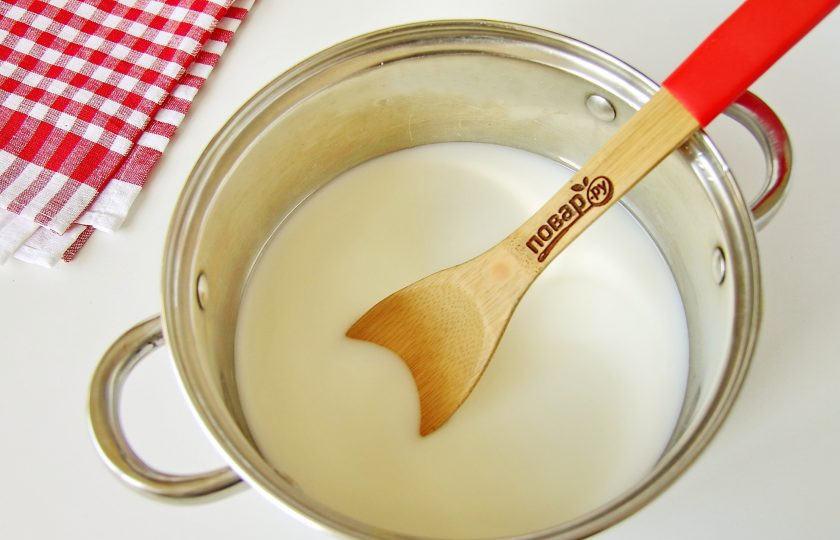 1. Этап. Манные биточки как в детском саду: Налейте в кастрюльку молоко. Добавьте соль, сахар по вкусу и помешивая доведите до кипения.