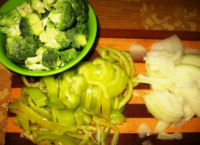 1. Этап. Пенне с болгарским перцем и брокколи: Макароны отварите до готовности и откиньте на дуршлаг. Перец и лук нарежьте соломкой.