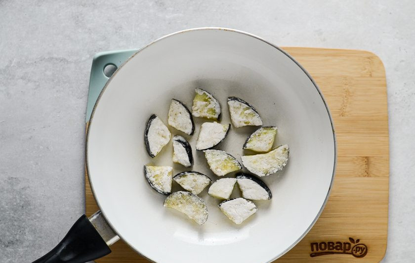 1. Этап. Салат с баклажанами и тофу: Разогрейте сковороду с маслом на среднем огне. Обжарьте ломтики баклажана с двух сторон до золотистой корочки.