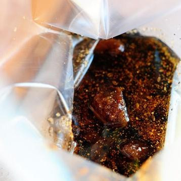 1. Этап. Маринованные куриные грудки с медовым соусом: 2. Смешать ингредиенты для маринада в закрывающемся пластиковом пакете.