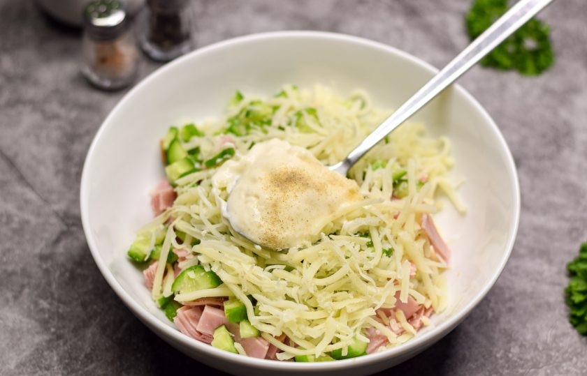 1. Этап. Салат Фантазия с яйцами и сыром: Заправьте салат майонезом, добавьте соль и перец по вкусу.