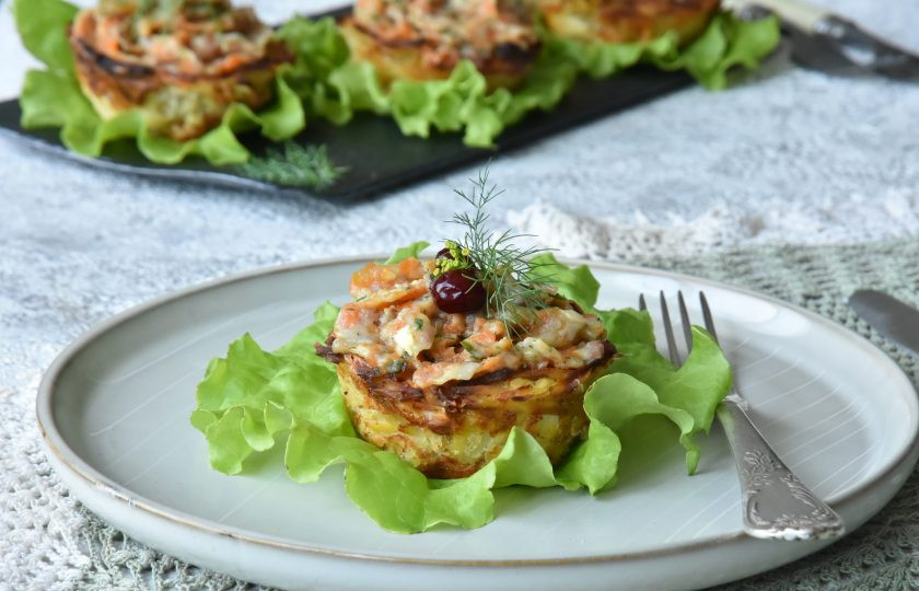 1. Этап. Картофельные корзиночки с селедочным кремом: Украсьте корзиночки с селедочным кремом ягодами брусники или клюквы и веточками укропа. В праздничном варианте можно украсить закуску красной икрой.