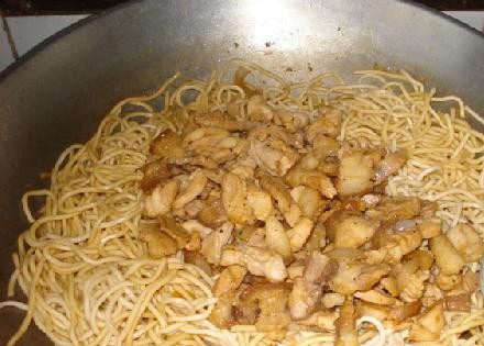 1. Этап. Панцит Гуанчжоу (Pancit Guanjou): Добавляем месо в лапшу и перемешиваем.