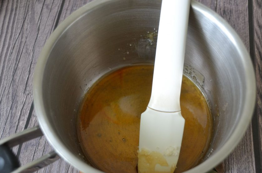 1. Этап. Карамелизированная груша: Растопите сахар до карамельного цвета.