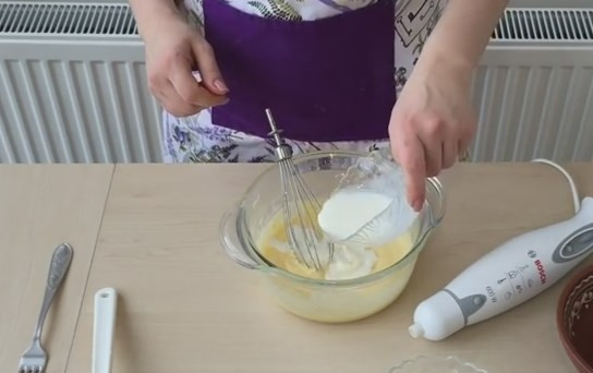 1. Этап. Шоколадный пирог (торт) за 5 минут: 2. Мягкое сливочное масло вмешайте в тесто. Затем добавьте в тесто половину молока. Перемешайте.