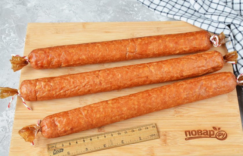 1. Этап. Домашняя колбаса из курицы: Положите колбасу в холодильник на 10-12 часов для стабилизации. Результат на фото, у меня получились три палочки колбасы: одна 30 см., две по 28 см.