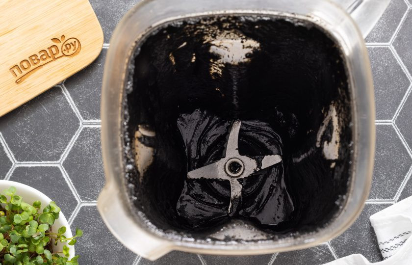 1. Этап. Паста тахини из черного кунжута: Продолжайте измельчать кунжут, пока он не станет по консистенции жидкой однородной пастой.