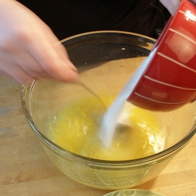 1. Этап. Лимонный керд: Туда же добавляем примерно 350 граммов сахарной пудры.