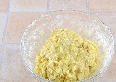 1. Этап. Картофельные зразы с фаршем отварные: Отварной картофель очищаем и натираем на терке. Смешиваем с куриным яйцом, добавляем немного соли. Всыпаем муку и перемешиваем.