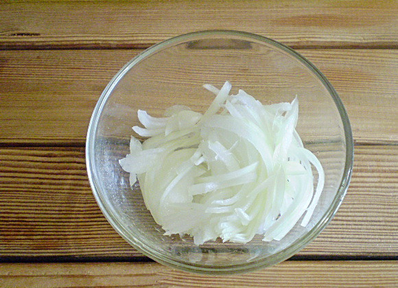 1. Этап. Салат к котлетам: 3. Репчатый лук порежьте тонко. Обдайте кипятком, чтобы он потерял горечь, отцедите.