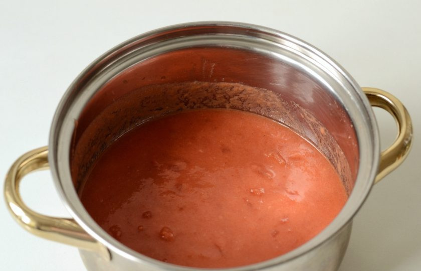 1. Этап. Ленивые вегетарианские голубцы: Добавьте рубленые томаты, доведите до кипения. Проварите до загустения, помешивая венчиком. Посолите по вкусу.