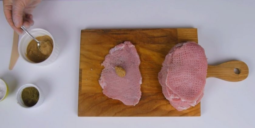 1. Этап. Мясные рулетики с черносливом и курагой: 1. Свиное филе нарежьте ломтями толщиной 1 см и слегка отбейте молотком с двух сторон. Каждый кусочек с одной стороны посыпьте хмели-сунели, слегка посолите, а другую сторону смажьте сладкой горчицей.