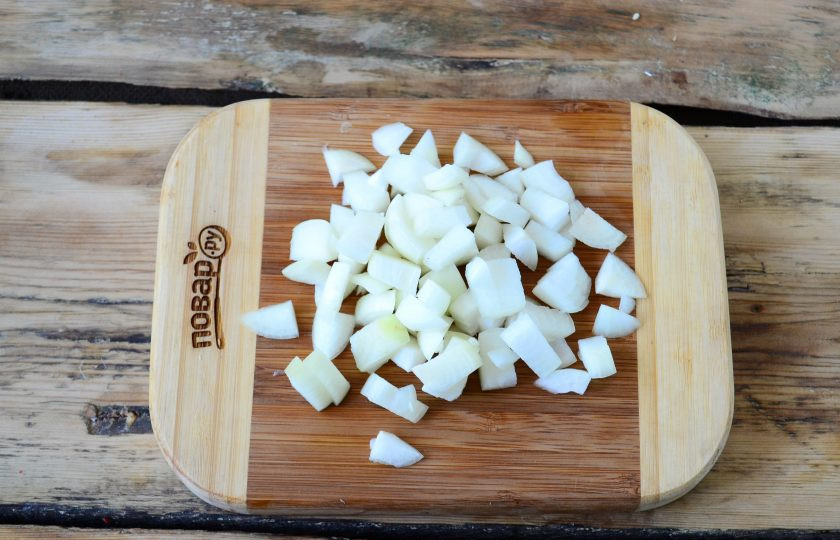 1. Этап. Булочки, фаршированные пловом: Лук порежьте мелким кубиком.