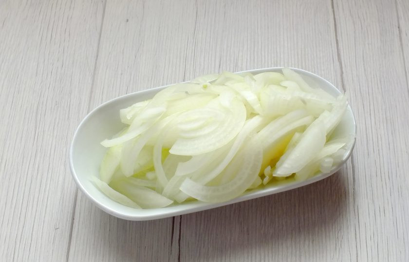 1. Этап. Шашлык на минералке с уксусом: Лук очистите и нарежьте тонкими полукольцами.