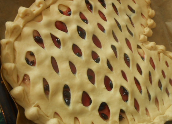 1. Этап. Мамины пироги: Укладываем на пирог,срезаем все лишнее.Дулаем жгутики и укладываем по краям пирога.В принципе,оформлять можно по-разному,кому как подсказывает его фантазия.