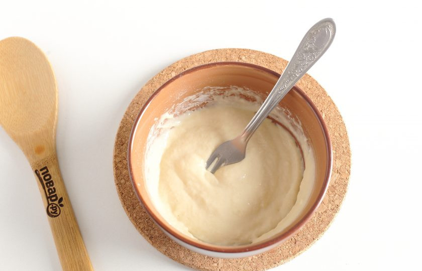 1. Этап. Клецки на сметане: Готовое тесто должно быть жидковатым, но свободно стекать с вилки и недолго держать бороздку. Регулируйте количество муки, чтобы добиться примерно такой же консистенции. Это будет зависеть и от свойств клейковины, и от размера яйца.