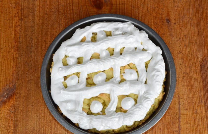 1. Этап. Торт Чебурашка: Выложите сверху белки.