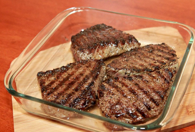 1. Этап. Говядина на сковороде гриль: Перекладываем обжаренное мясо в форму для запекания и отправляем на 10 минут в разогретую до 150 градусов духовку.