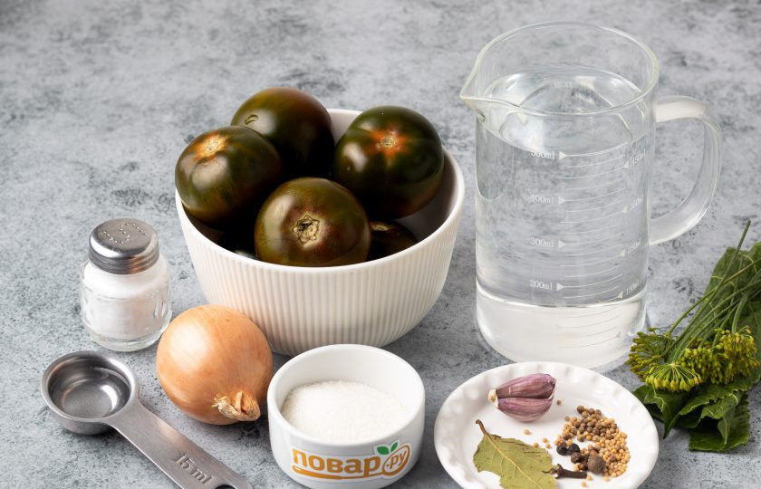 1. Этап. Черные помидоры в банках на зиму: Подготовьте все ингредиенты.