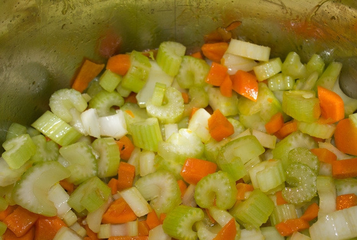 1. Этап. Суп-пюре из фасоли: 3. В это блюдо я предлагаю добавить сельдерей. Помыть и просушить его, нарезать небольшими кусочками. Отправить к моркови и жарить еще 3-5 минут. Если сельдерея под рукой не оказалось (или вы его не любите), в суп можно положить картофель, болгарский перец, помидор или другие овощи, которые вам по вкусу.