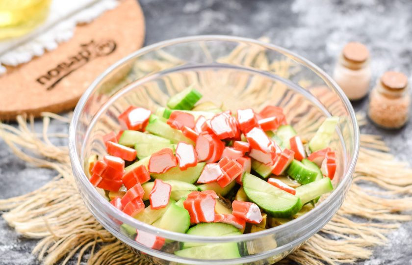 1. Этап. Крабовый салат с чукой: Нарежьте кружочками крабовые палочки, добавьте к остальным ингредиентам.