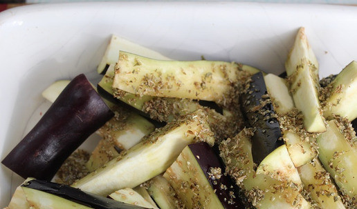 1. Этап. Баклажаны от Nigella Lawson: В форму для запекания влить масло, добавить орегано, перемешать. Обвалять дольки баклажанов в масле со специями.