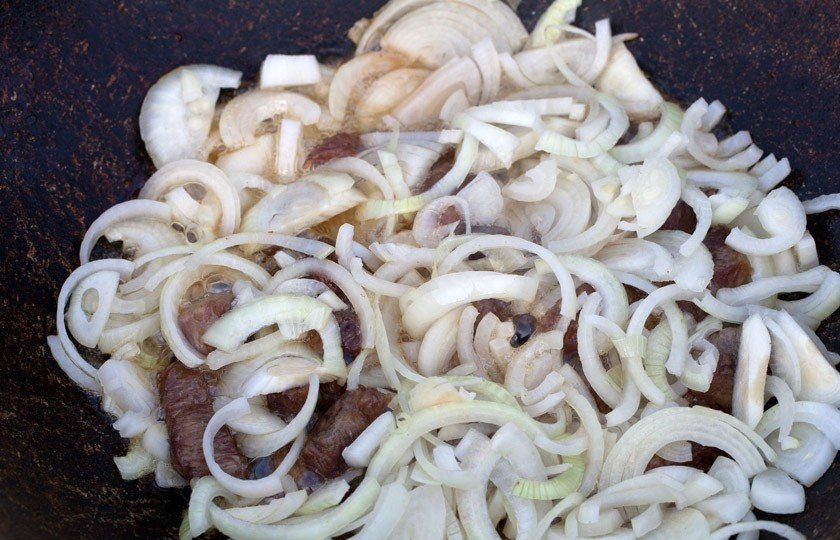 1. Этап. Картофель, тушенный со свининой и овощами: Вымойте свинину и порежьте ее на кусочки. Очистите также лук, порежьте его мелкими кольцами. Очищенную морковь порежьте на некрупные кусочки. Капусту порежьте на кусочки, желательно соломкой.