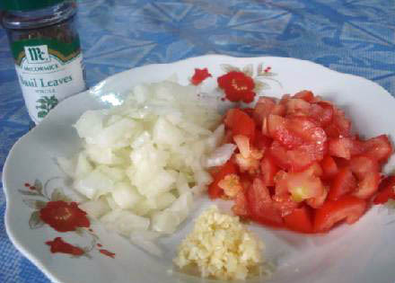 1. Этап. Такос Хэллоуин: Нарезаем помидоры, лук, чеснок и базилик (можно использовать кинзу).