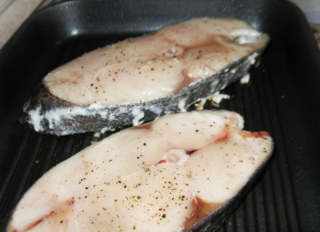 1. Этап. Кижуч под соусом: 3. Готовые стейки кижуча мою, натираю солью и перцем, обжариваю с двух сторон до золотистой корочки