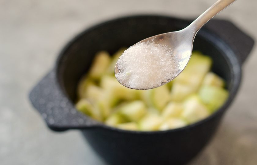 1. Этап. Кабачковая икра с мятой: Посолите, добавьте сахар и немного растительного масла. Накройте крышкой и тушите 15-20 минут до мягкости.