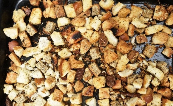 1. Этап. Сухари для салата: Готовые гренки для салатов остужаем и используем по назначению. Приятного аппетита! ;)