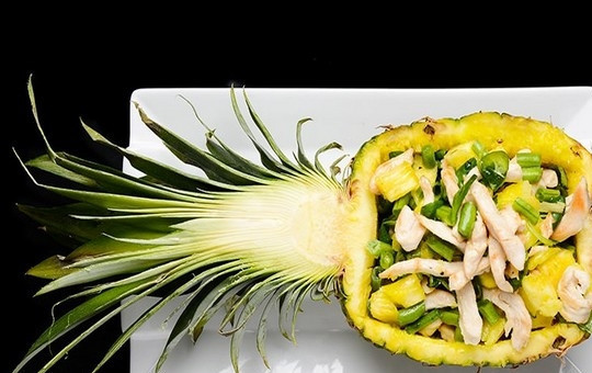 1. Этап. Салат с куриным филе, ананасом и зеленой фасолью: 7. Выложите салат в «блюдо» из половинки ананаса и подавайте на стол. Приятного аппетита!