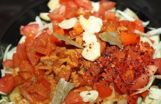 1. Этап. Овощное рагу с капустой в мультиварке: 7. Добавьте сверху любимые специи, соль по вкусу.