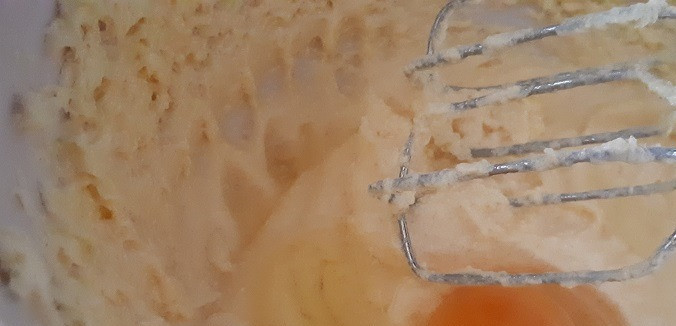 1. Этап. Мраморный кекс: Добавляем по одному 4 яйца, и каждый ввод одного яйца взбиваем примерно 30 секунд на высокой скорости миксера.