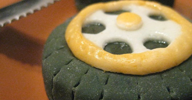 1. Этап. Торт на день рождения мальчику: Делаем ободки и красим колеса. Колеса готовы!