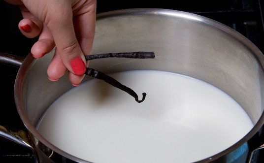 1. Этап. Крем для пропитки коржей: 4. А чтобы сделать десерт еще более аппетитным и сочным, предлагаю сделать молочную карамель. В кастрюльку вылейте молоко и положите стручок ванили. Отправьте на средний огонь.